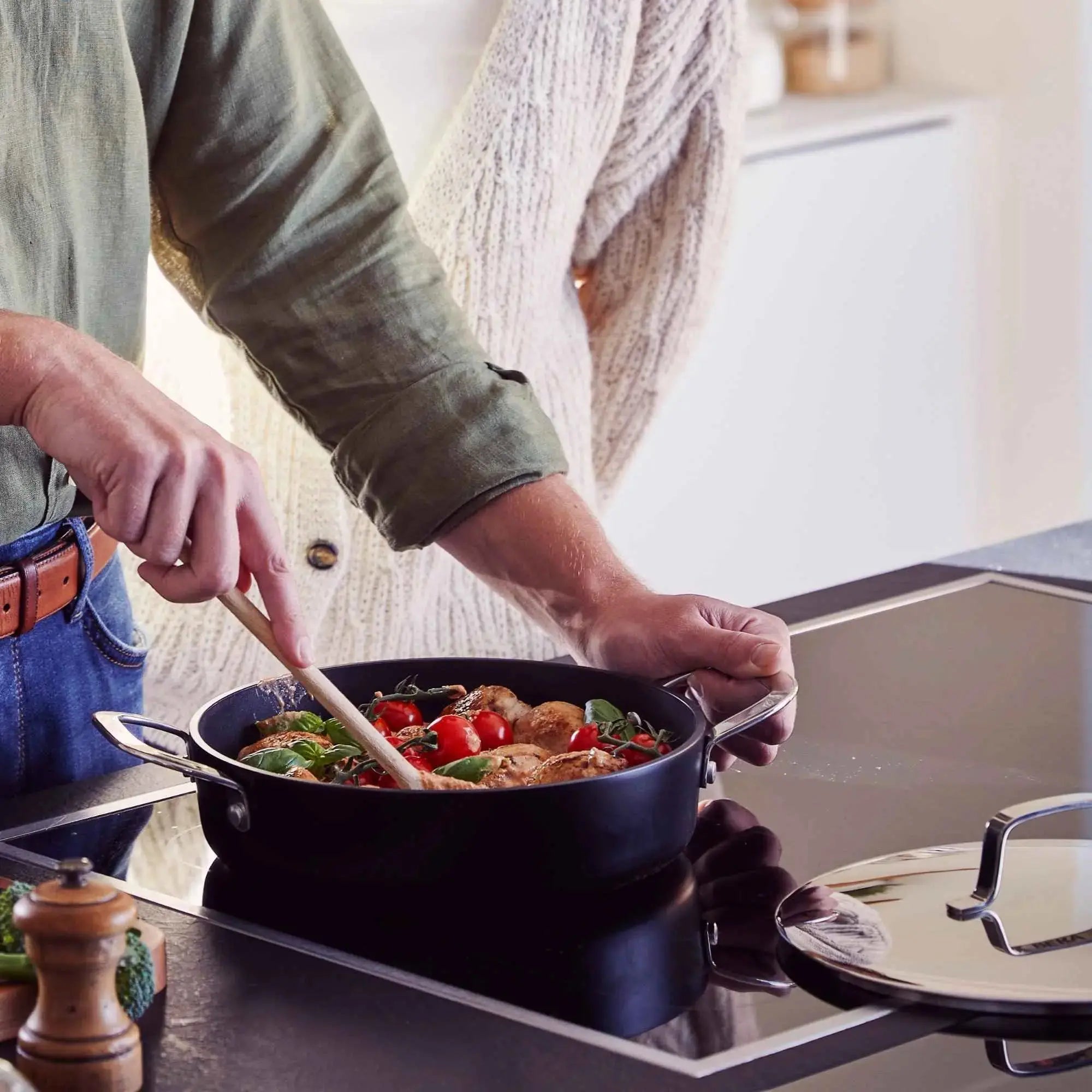 Sauté Pan with Lid — 3.5-QT.
